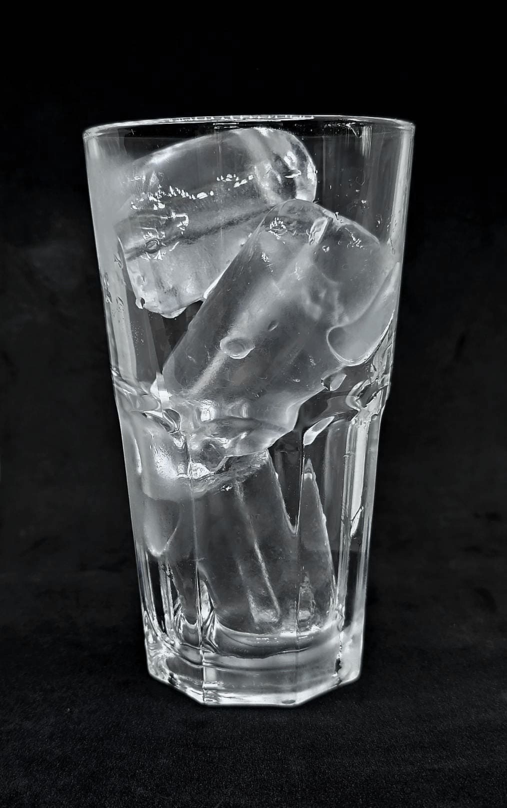 น้ำแข็งหลอดใหญ่ในแก้ว